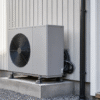 Modern energilösning och värmepump vid svensk villa.