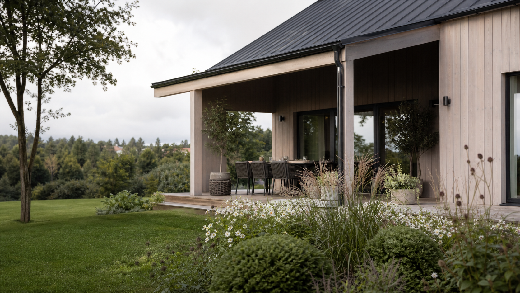 Modern svensk villa med trädgård i lugnt dagsljus.